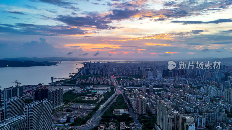 晚霞中的广东汕头城市风光航拍图