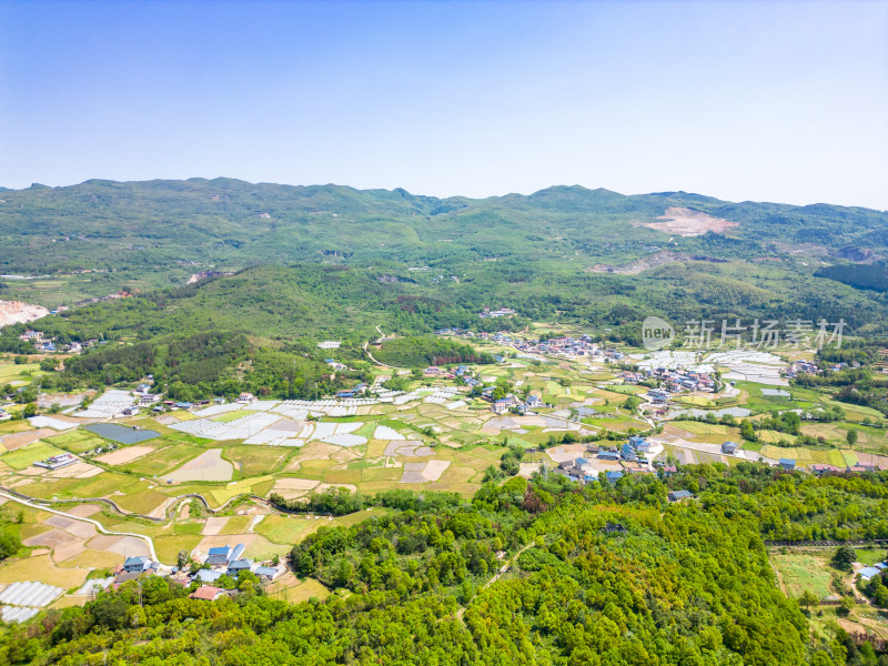 美丽乡村山川丘陵乡村田园农田航拍图