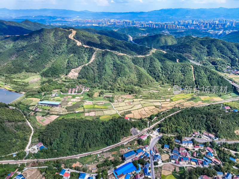 美丽乡村丘陵绿色植物航拍图