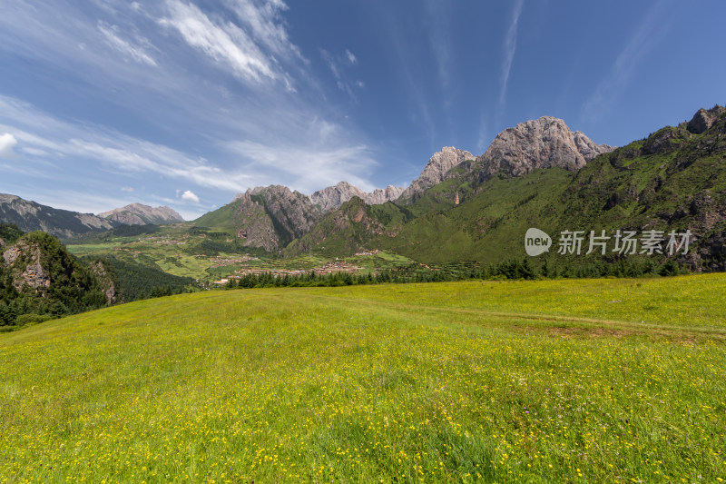 云雾缭绕下的草原山峰