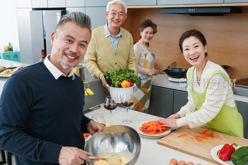 中老年人在厨房做饭