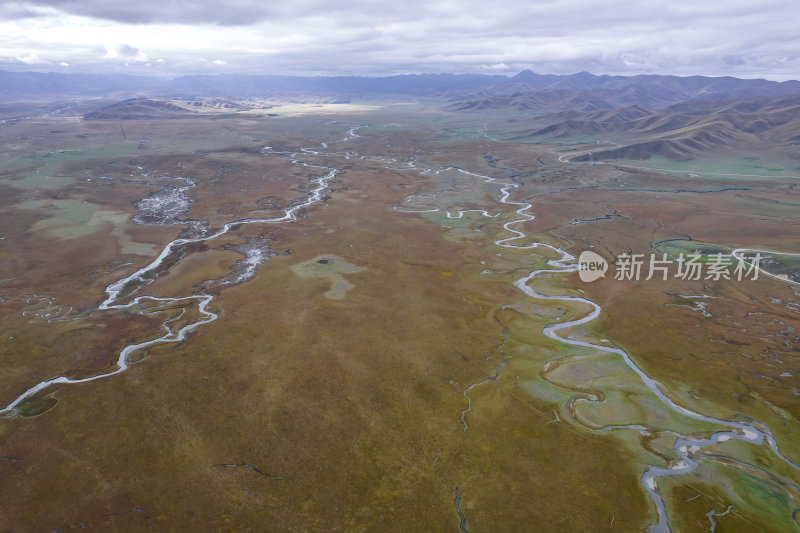 甘肃甘南玛曲阿万仓湿地蜿蜒河道草原航拍