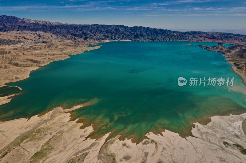 航拍嘉峪关的黑山湖