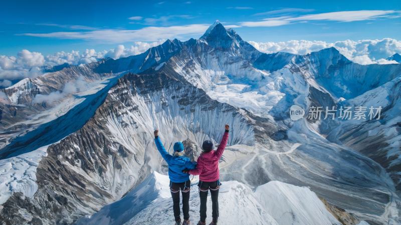 登山者站在山顶航拍