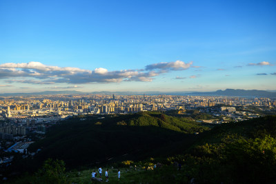 山顶俯瞰城市全景风光