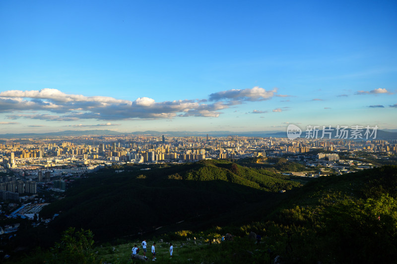 山顶俯瞰城市全景风光