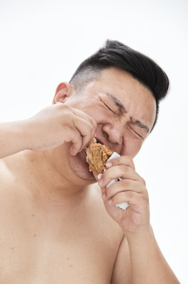 大吃特吃各种食物的肥胖亚洲男子