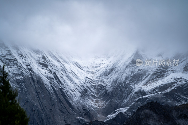 四川阿坝藏族羌族自治州四姑娘雪山风貌