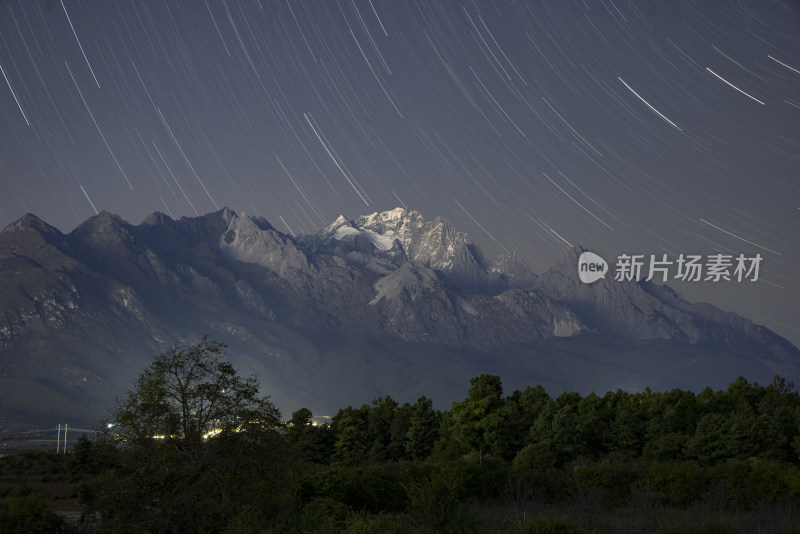 云南丽江玉龙雪山星空