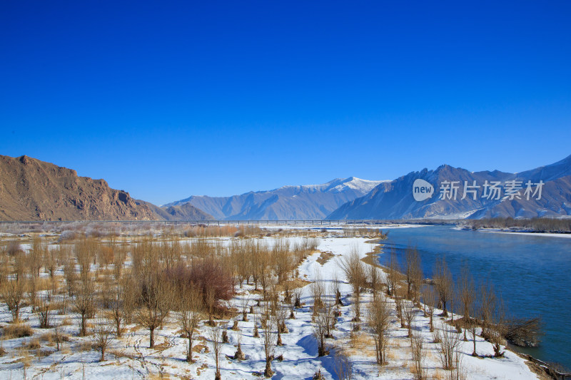 中国西藏冬季拉萨河雪景及拉萨河大桥