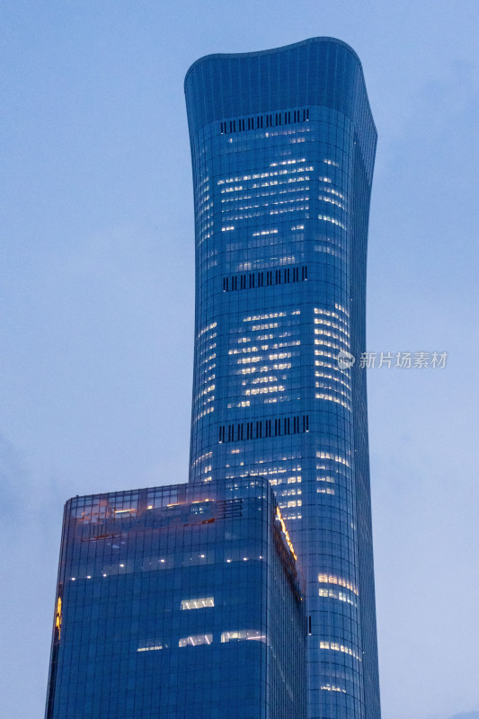 夜幕下的中国尊中信大厦摩天大楼的顶端夜景