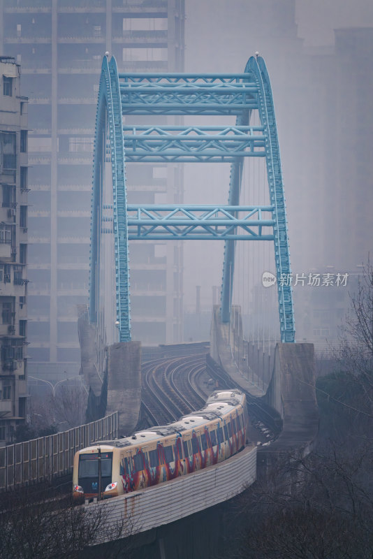 雾中城市轻轨桥梁与列车的景象