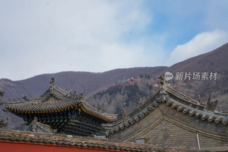 古建筑屋顶与山脉相映衬的风景