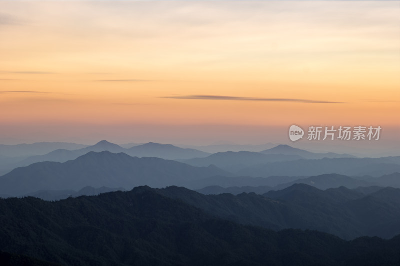 日落时分的连绵山脉全景