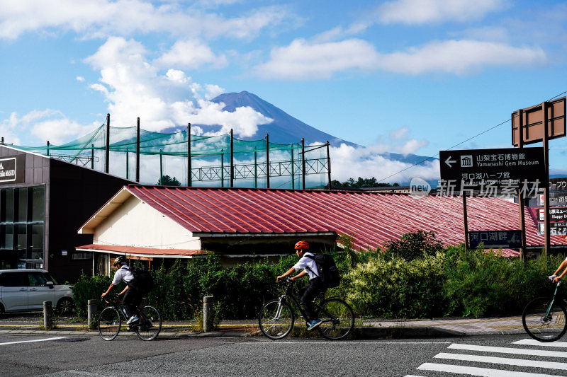 日本山梨县富士山河口湖夏天宁静的湖光山色