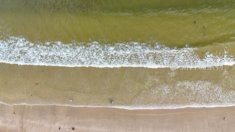 航拍海浪拍打沙滩沙滩游泳游客