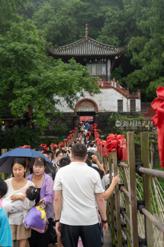 游客们冒雨游览成都都江堰景区