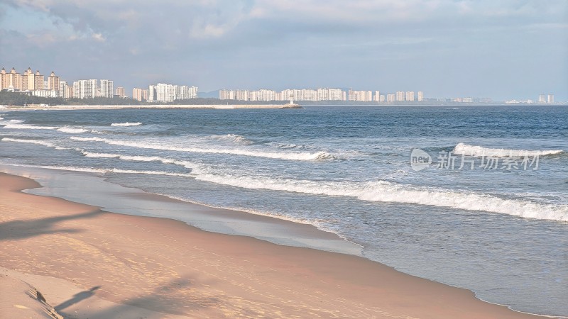 海南清水湾海滨城市沙滩与海浪景观
