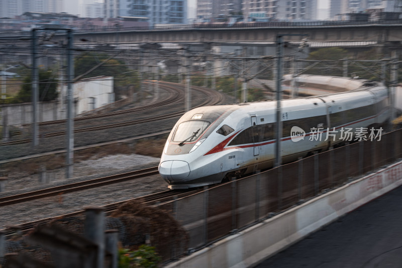 行驶中的高铁列车