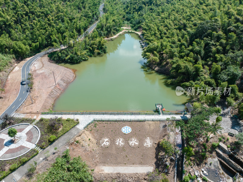 蓝天白云下航拍蔡伦竹海、层峦叠嶂的远山