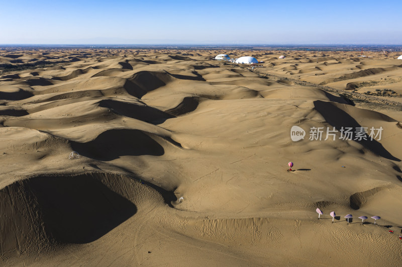 内蒙库布齐沙漠中的现代建筑群全景