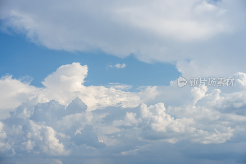 蓝天白云的自然风景