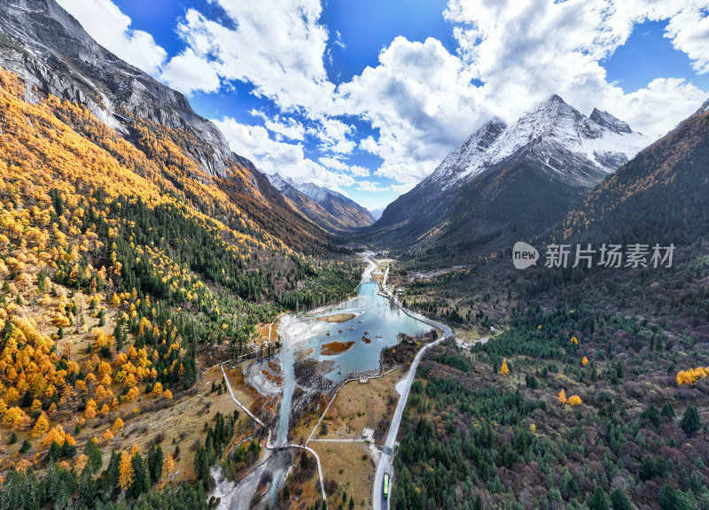 四川四姑娘山秋天的双桥沟景区山谷