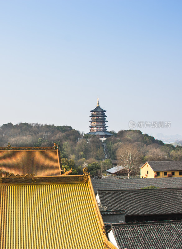 浙江杭州西湖旁净慈寺雷峰塔风光