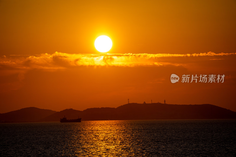 山东烟台东山栈桥海上日出海天相接一色景观