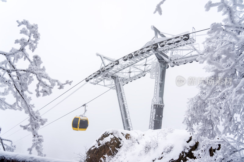 寒冷冬季大雪中景区的索道缆车轿厢