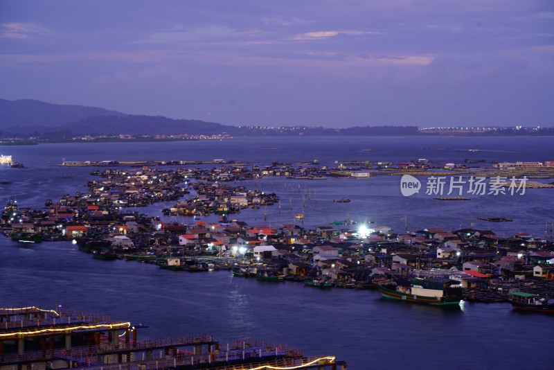 海上渔村暮色全景