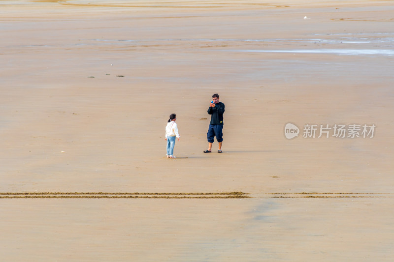 海滩上漫步的游客