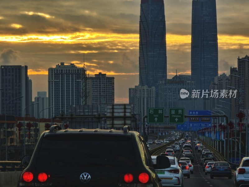 城市交通晚高峰，车流不息的繁华景象