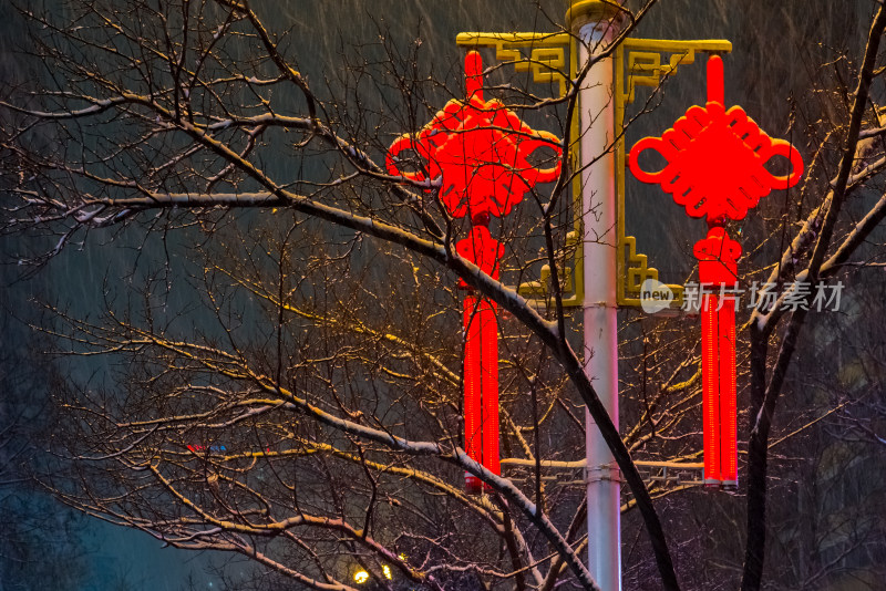 夜晚雨雪中红色的中国结灯饰