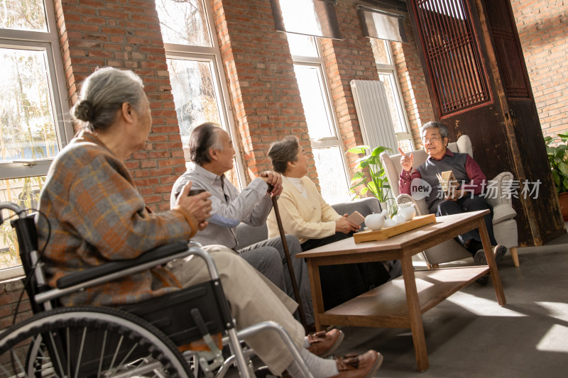 老年社区的老人们聚在一起看书聊天