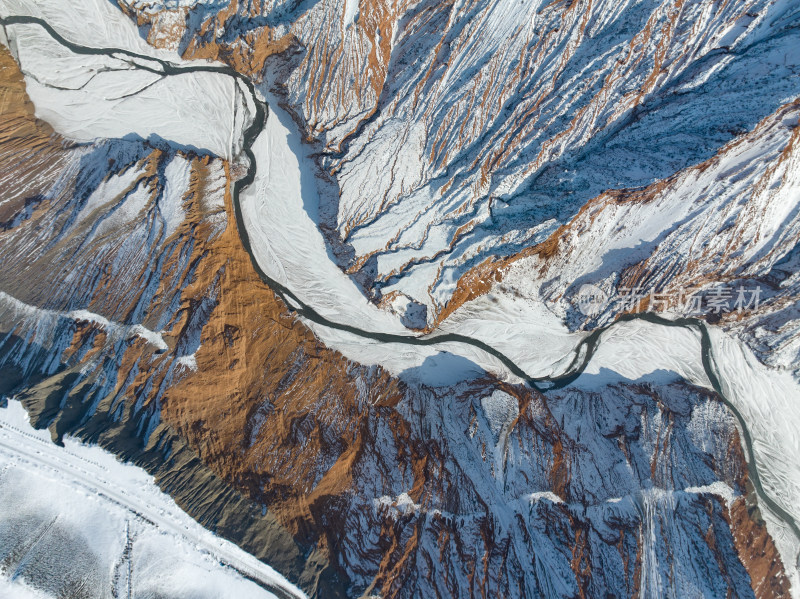 航拍新疆冬季安集海大峡谷雪景雪山山脉河流