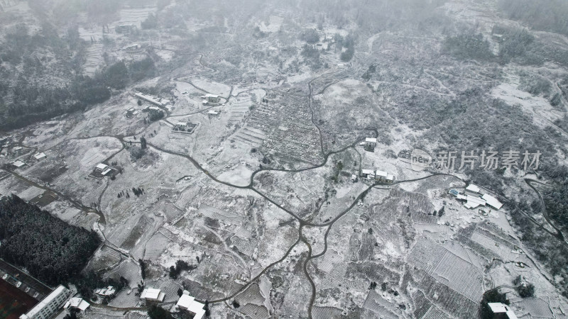 农村村庄里的大雪寒潮天气