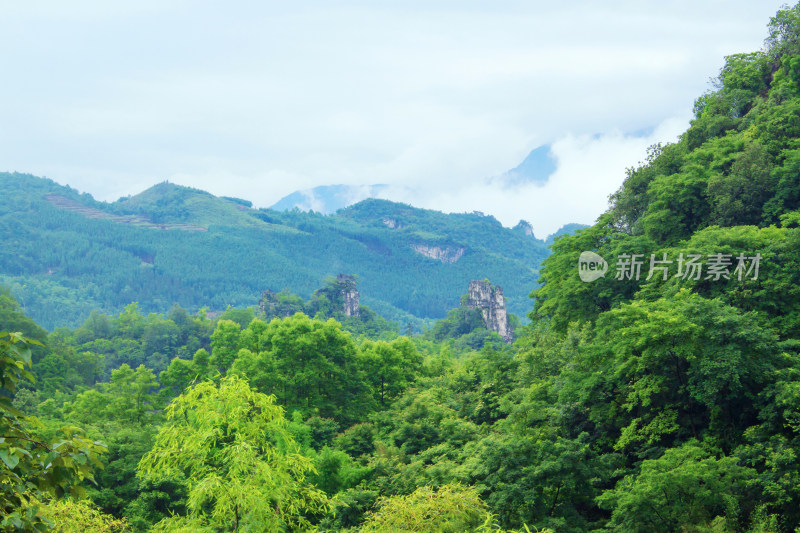 山峰云雾喀斯特风景自然户外