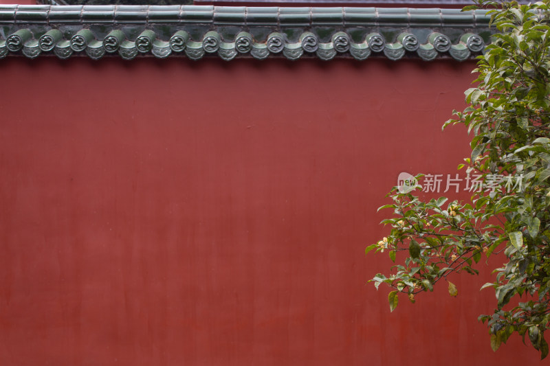 安徽黄山齐云山风景区的红墙和屋檐