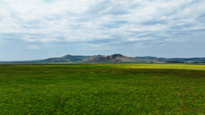 白云下高原草甸夏日美景