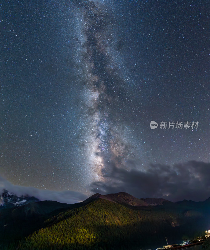 山间夜色中的璀璨星河全景