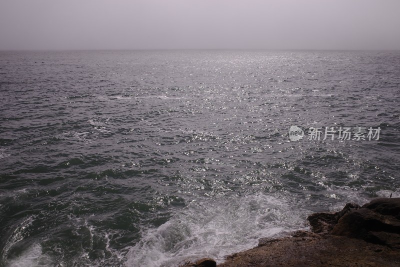 波光粼粼的海面水波荡漾之景