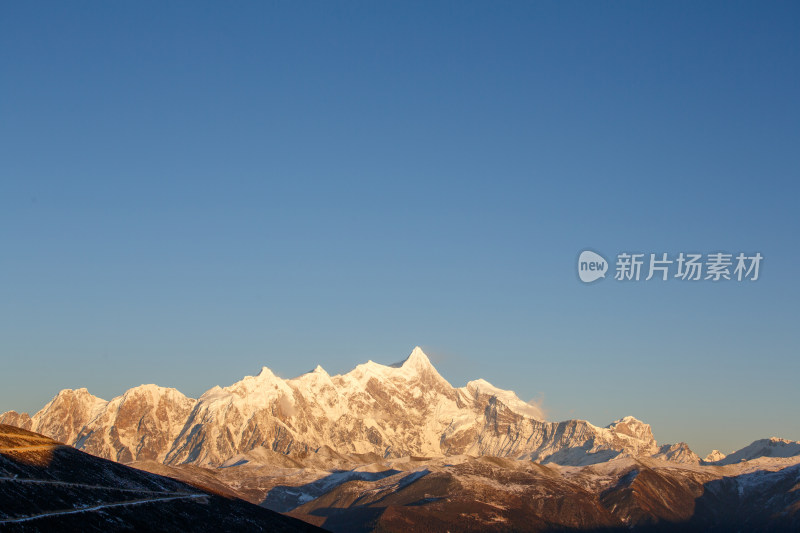 西藏林芝雪景南迦巴瓦峰日照金山雪山夕阳