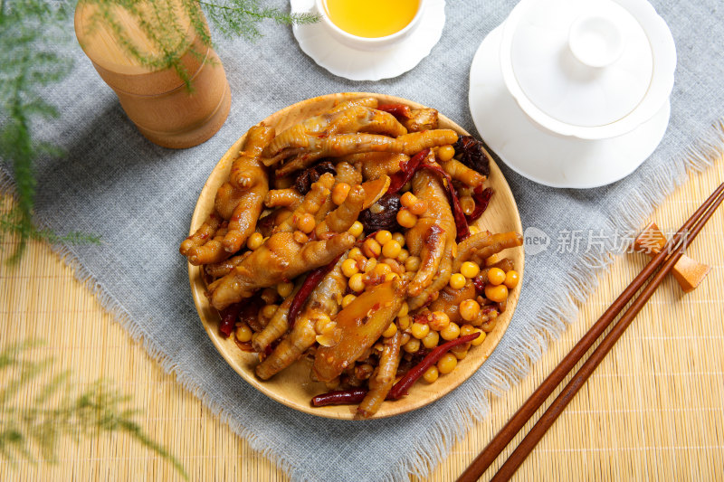 营养滋补黄豆焖鸡爪