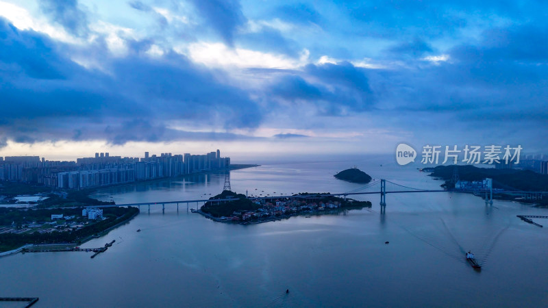 广东汕头妈屿岛旅游区海湾大桥清晨航拍图