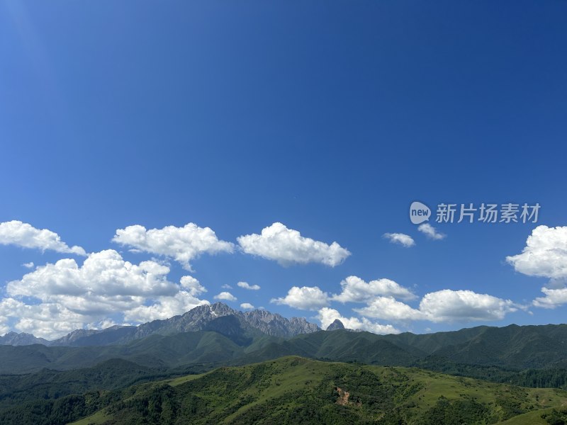 蓝天白云下的青山远景