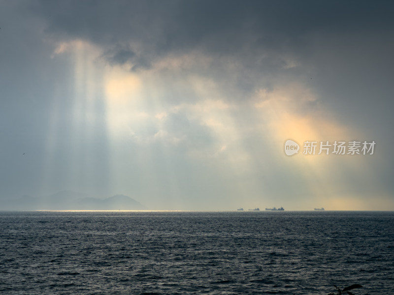 日落时海景映衬着戏剧性的天空