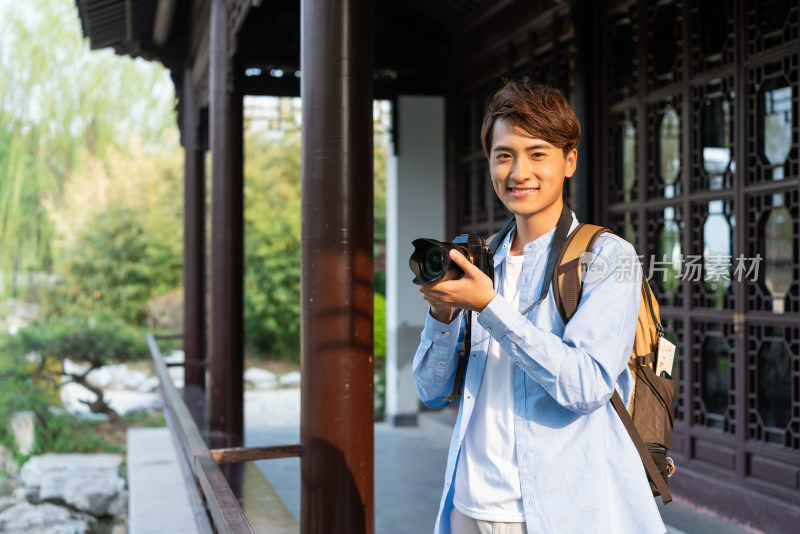 年轻女子旅游