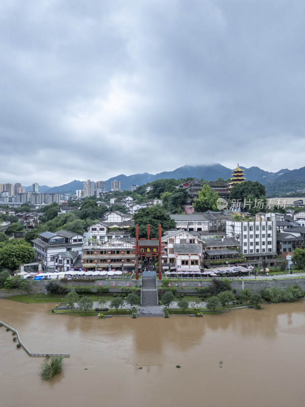 嘉陵江磁器口段洪峰过境航拍