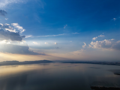 航拍滇池湖光山色的日落美景